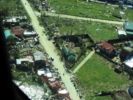 Заради тайфуна Раи 490 000 души във Филипините напуснаха домовете си.