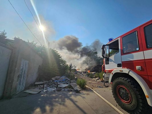 В "Столипиново" пак горят отпадъци.