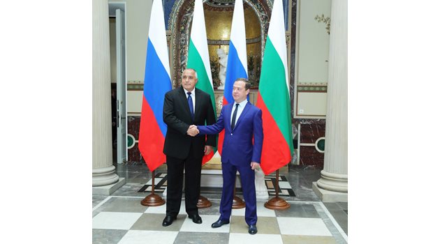 Премиерът на Русия Дмитрий Медведев посреща Бойко Борисов.