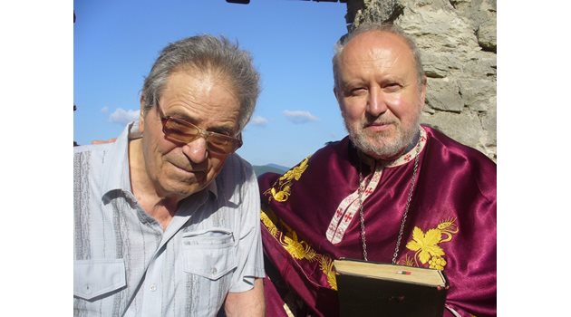 90-годишният Стойко Стойков, син на поп Драган Стойков, последният свещеник в заличеното село Запалня, и отец Йордан Карагеоргиев от Стара Загора са добри приятели.