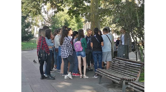 Изнесен урок и отстояние на учениците, 16 септември, пред Народния театър.