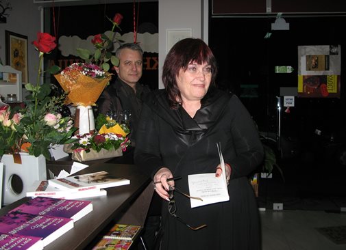 Поетесата Маргарита Петкова раздава автографи на нова книга. Обеща премиера за бъдеща стихосбирка.