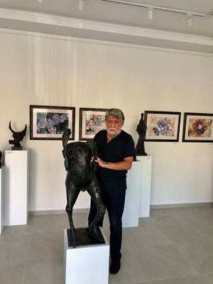  Вежди Рашидов ще представи 30 творби - скулптури, рисунки и акварели.