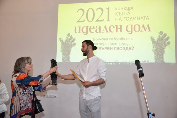 От името на студио NADA  наградата за първото място в категория "Малкото жилище" получи арх. Георги Събев. Призът бе връчен от арх. Радина Гешева