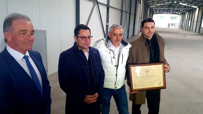 Министър Пулев връчи сертификата на изпълнителния директор на компанията Ивайло Петров.