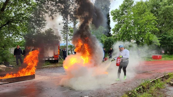 Огнеборци от 11 районни пожарни служби мериха сили и гасиха запалителни течности.