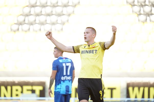 Мартин Секулич ликува след първия си гол във вратата на "Раднички".

Снимка:Botevplovdiv.bg