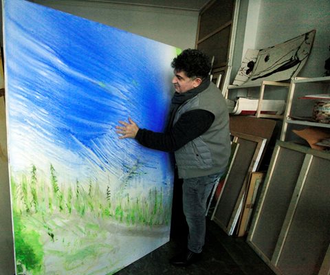 Греди Асса показва една от картините си, които ще бъдат показани в следващите му изложби.