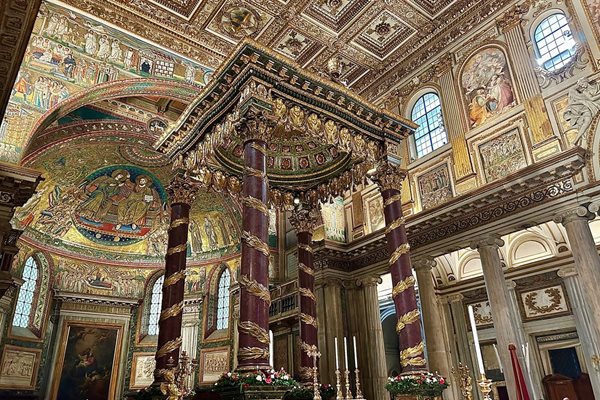 Най-добрите майстори работят по реализирането на вътрешността на базиликата.