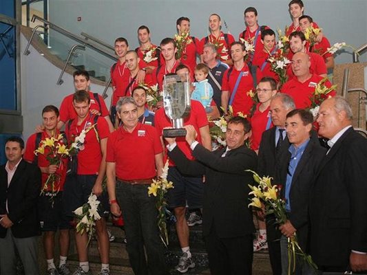 Спортният министър Свилен Нейков е вдигнал купата за третото място от европейското първенство.
СНИМКА: АНДРЕЙ МИХАЙЛОВ