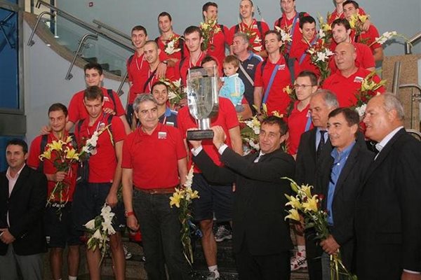 Спортният министър Свилен Нейков е вдигнал купата за третото място от европейското първенство.
СНИМКА: АНДРЕЙ МИХАЙЛОВ