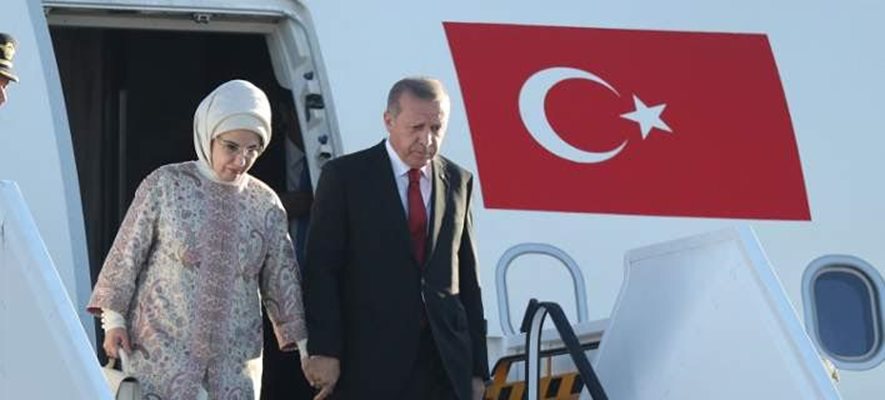 Президентът на Турция Реджеп Ердоган и съпругата му Емине  СНИМКА: Авторката