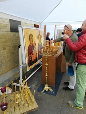 Десетки миряни запалиха свещи на откриването на храма, който има свой хор (на малката снимка се вижда органът), както и неделно училище за над 150 български деца.