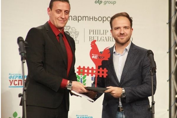 Антон Тотев през 2018 г. получи наградата в категория “Агроинвеститор” в най-престижния конкурс у нас “Агробизнесмен на годината”, организиран от “Български фермер” и “24 часа”.