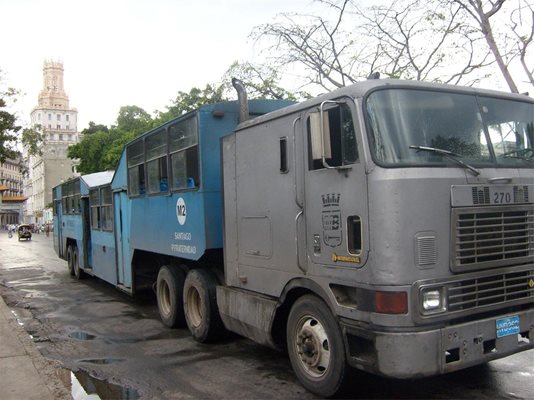 Кубински автобус - китайско производство. Снимки: Станимир Въгленов
