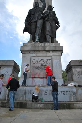 Млади социалисти почистват паметника на Братската могила