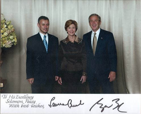 Соломон Паси с Джордж Буш-младши и Лора Буш, 21 септември 2004 г., Ню Йорк