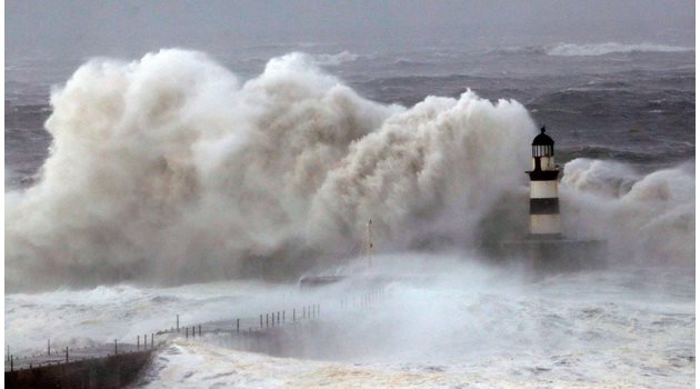 С ветрове от 160 км/ч бурята Аруен взе жертви във Великобритания