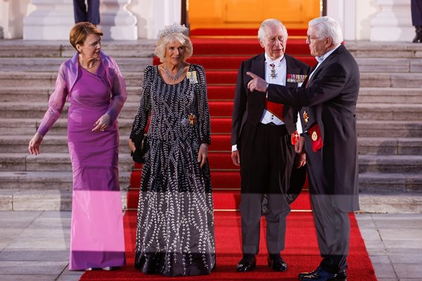 Британският крал Чарлз Трети и кралицата консорт Камила бяха посрещнати от германския президент Франк-Валтер Щайнмайер и съпругата му Елке Буденбендер СНИМКИ: Ройтерс