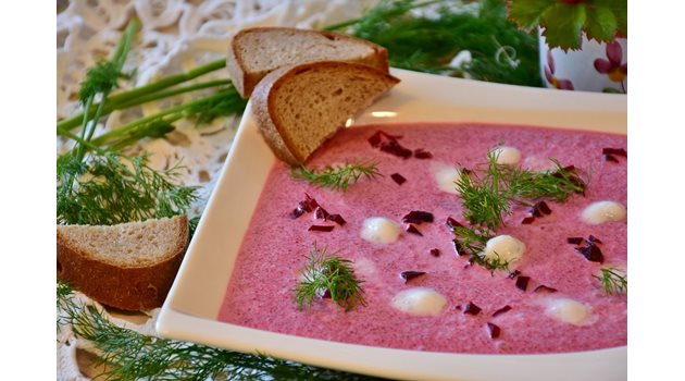 Супа от червено цвекло с пълнозърнест хляб е изключително полезно ядене, когато късате с пиенето.

СНИМКИ: ПИКСАБЕЙ