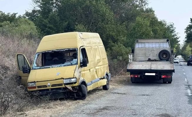 Катастрофиралият микробус, с който загиналият превозвал мигрантите.