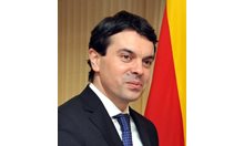 Защо евродепутат се грижи само за правата на българите в Албания, а забрави за македонците