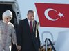 Ердоган кацна в Атина, хванат за ръка с президеншата