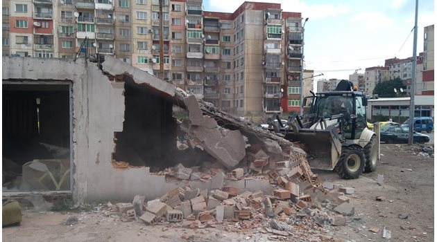 Поредна акция срещу незаконното строителство в пловдивския Столипиново СНИМКИ: Авторът