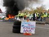 Нови протести за цените на горивата във Франция, блокирани са петролни депа (Снимки)