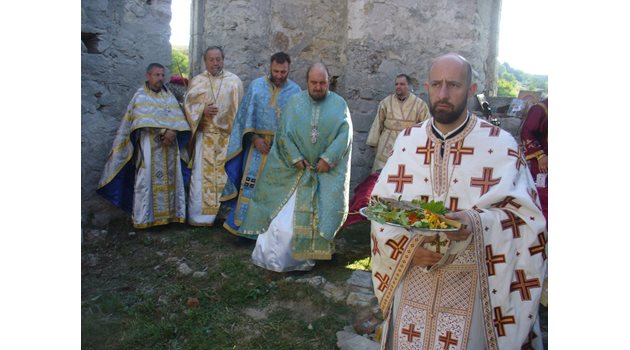 В днешната църковна служба в потопената черква край водите на язовир "Жребчево" участваха и много свещеници от Старозагорската епархия.