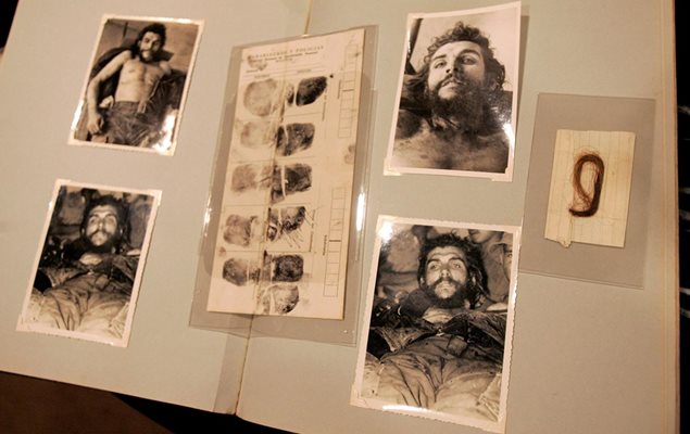 Фотосите описват смъртта на Че Гевара.