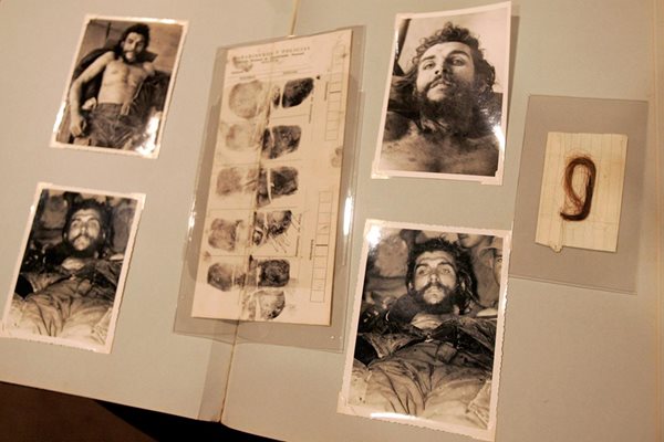 Фотосите описват смъртта на Че Гевара.