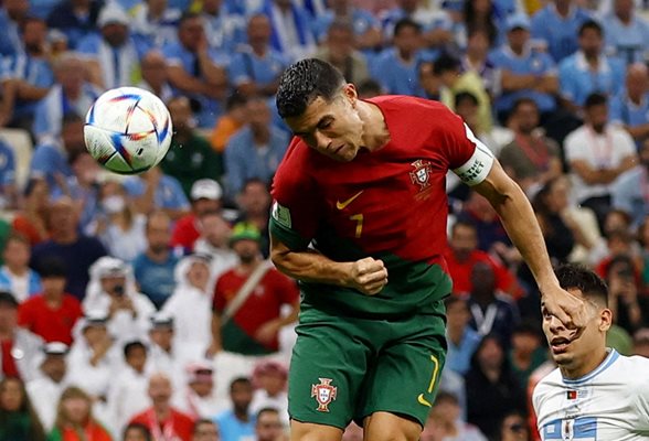 Оспорено бе дали капитанът на отбора Кристияно Роналдо е докоснал с глава топката при първия гол на Португалия срещу Уругвай. В крайна сметка бе отсъдено, че не е и за голмайстор бе обявен Фернандеш СНИМКА: REUTERS/Lee Smith