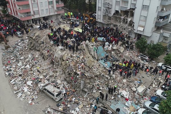 Вадят жертви изпод руините на земетресението в Турция, което стана тази нощ, на 06.02.2023 г.