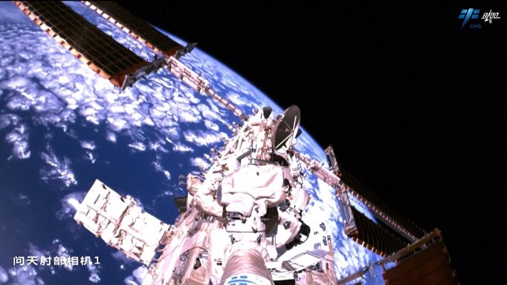 Екипажът на мисията „Шънджоу-15“ трябва да се върне на Земята през юни