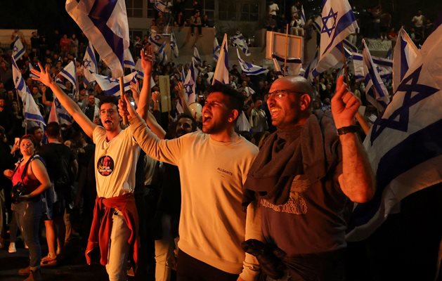 Израелци протестират срещу съдебната реформа на Нетаняху.  СНИМКА: РОЙТЕРС