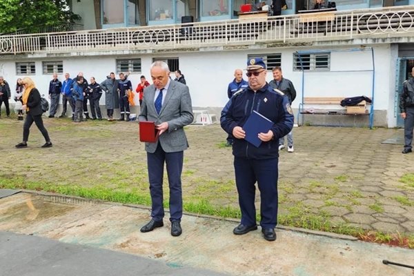 Областният управител на Пловдив Ангел Стоев (вляво) връчи почетен плакет на комисар Мангараков. Снимки: Регионална дирекция "Пожарна безопасност и защита на населението" - Пловдив