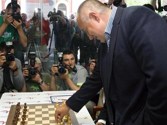 Премиерът Бойко Борисов демонстрира добра игра на шах. 
СНИМКА: КРИСТИНА ЦВЕТКОВА