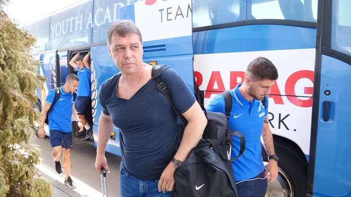Треньорът на “Левски” Петър Хубчев преди първия опит на “сините” да тръгнат към лагера в Австрия.  СНИМКА: ЙОРДАН СИМЕОНОВ