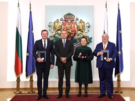 Евтим Милошев, Силва Зурлева и Любо Нейков бяха наградени вчера от президента Румен Радев за приноса им към инициативата “Българската Коледа”.