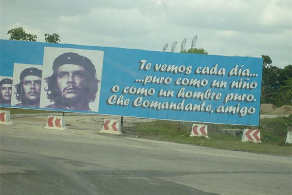 Рекламите край магистралата рекламират само революцията.
