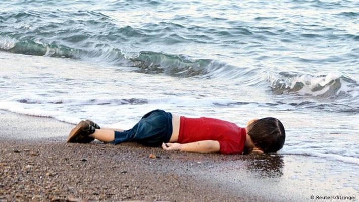 Тригодишният Алан Кюрди, изхвърлен на плаж.