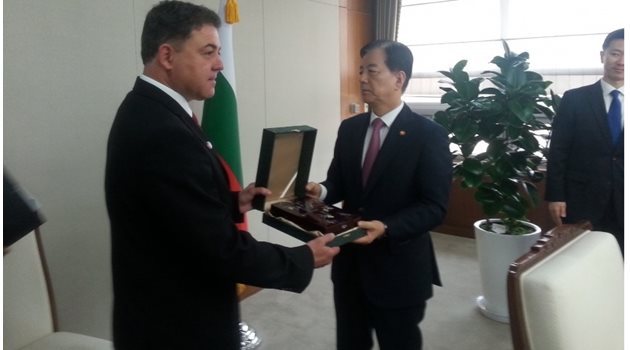 Министър Николай Ненчев и неговият колега Хан Мин-ку се срещат в рамките на официалната визита в Сеул.