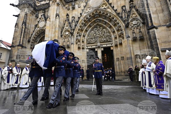 Почетен караул носи ковчега на покойния бивш чешки външен министър Карел Шварценберг след церемония в катедралата "Св. Вит" в Прага. Снимка: Ondrej Deml/Pool via AP