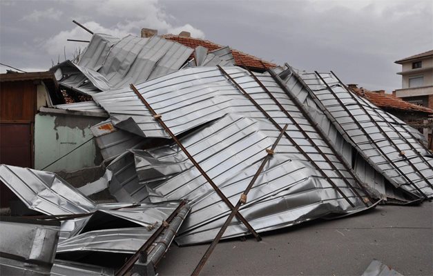 Ураганен вятър отнесе в 13,30 часа покрива на бившата авттошкола в Хасково и я запокити върху къщата на семейство пенсионери.
Снимка: Николай Грудев