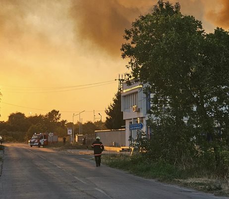 13 екипа огнеборци гасиха пламъците в Царацово.