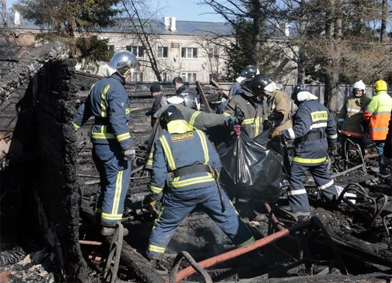 Пожарникарите прибират овъглените трупове