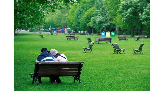 Заради мрачното време в последния от почивните дни малцина софиянци избраха разходката в Борисовата градина в София.