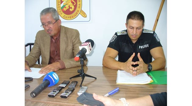 Директорът на полицията в Сливен Чавдар Божурски (вляво) и командирът на звеното за бързи тактически действия ст. инспектор Данаил Илиев разказват за акцията в Шивачево.