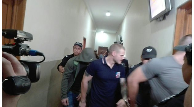Тримата обвиняеми за масовия бой  в бургаски нощен бар влизат в съда. Снимки:Авторът